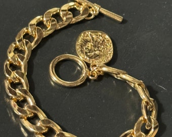 Retro gold tone chain link curb bracelet with faux medallion coin charm