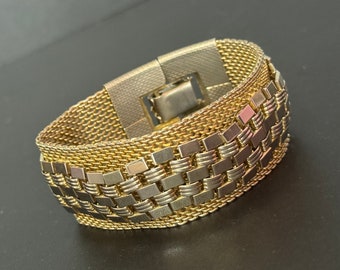 Bracelet manchette en maille plate large texturée ton or brutaliste vintage des années 1970 18,5 cm x 26 mm