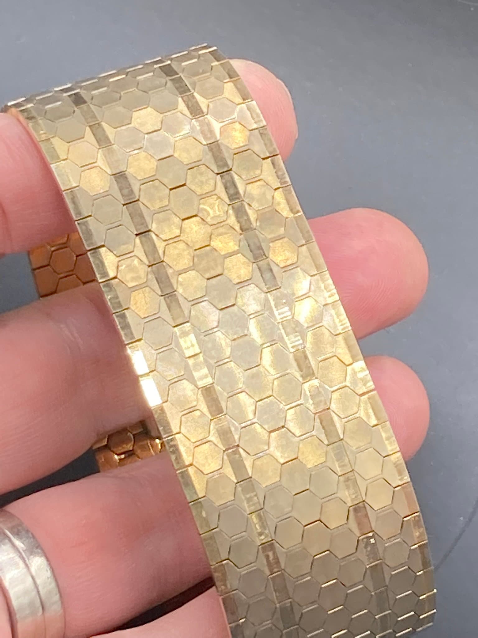 18k 0750 Stamped 1970s Italian Style Articulated Flat Textured 