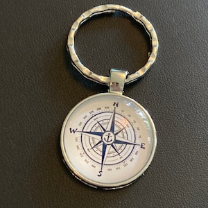 nautisch blauw kompas sleutelhanger glas cabochon detail