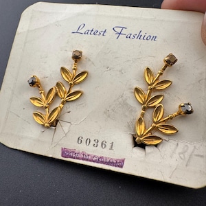 3cm Vintage mid century gold tone leaf clip on earrings, with gold rhinestones, original card