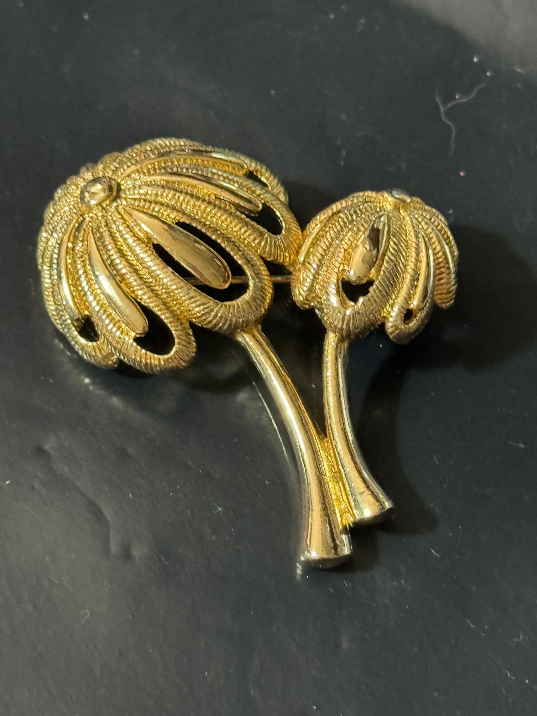 Vintage gold tone modernist Palm Tree Brooch 5cm