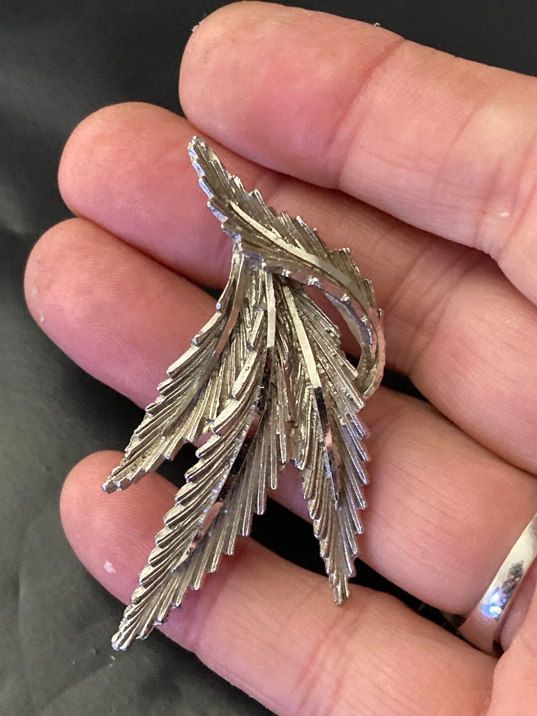 Broche Vintage Feuille Avec Perle Véritable - Métal Texturé Couleur Or - Occasion