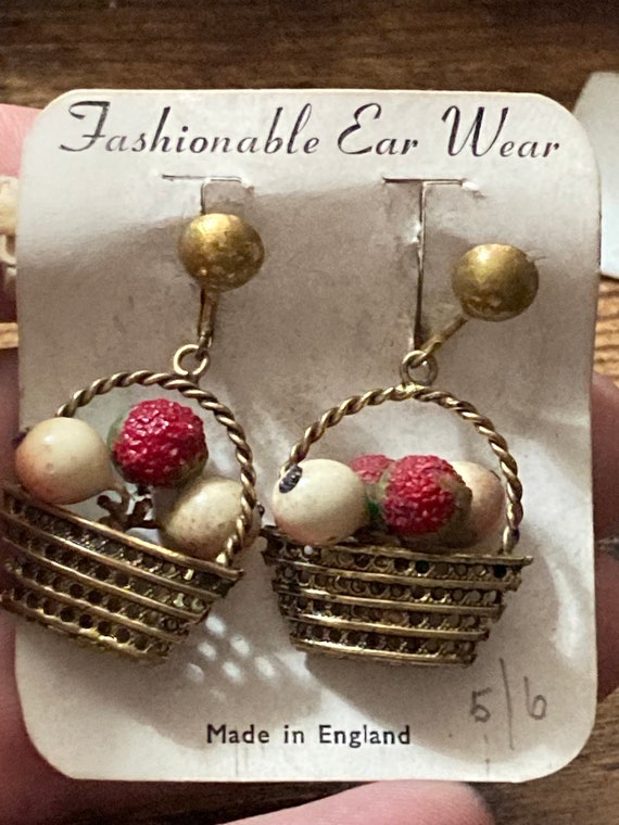 Antique gold tone FRUIT Basket clip on earrings 1… - image 5
