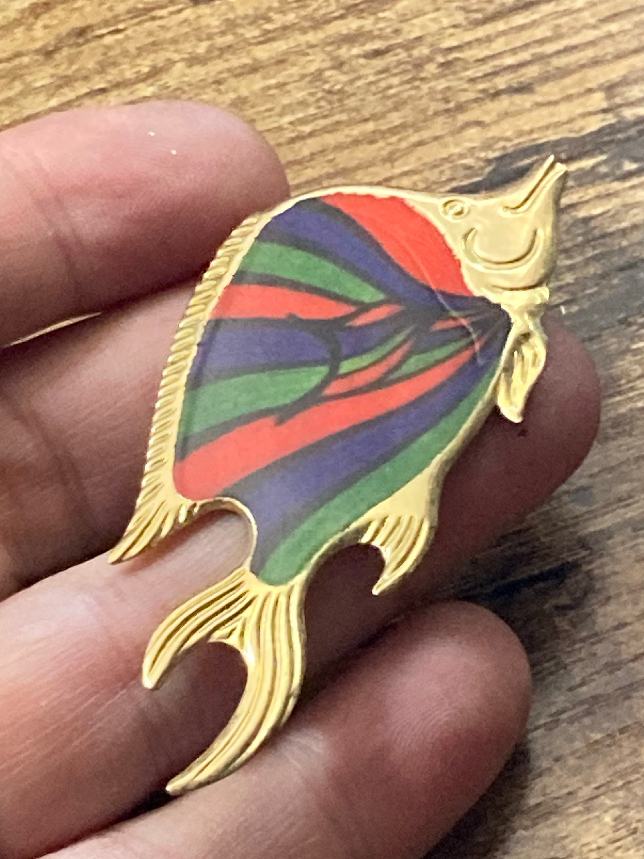 Broche Poisson En Métal Doré Mat - Œil En émail Rouge - 55x15mm - Occasion - Fabriqué En France
