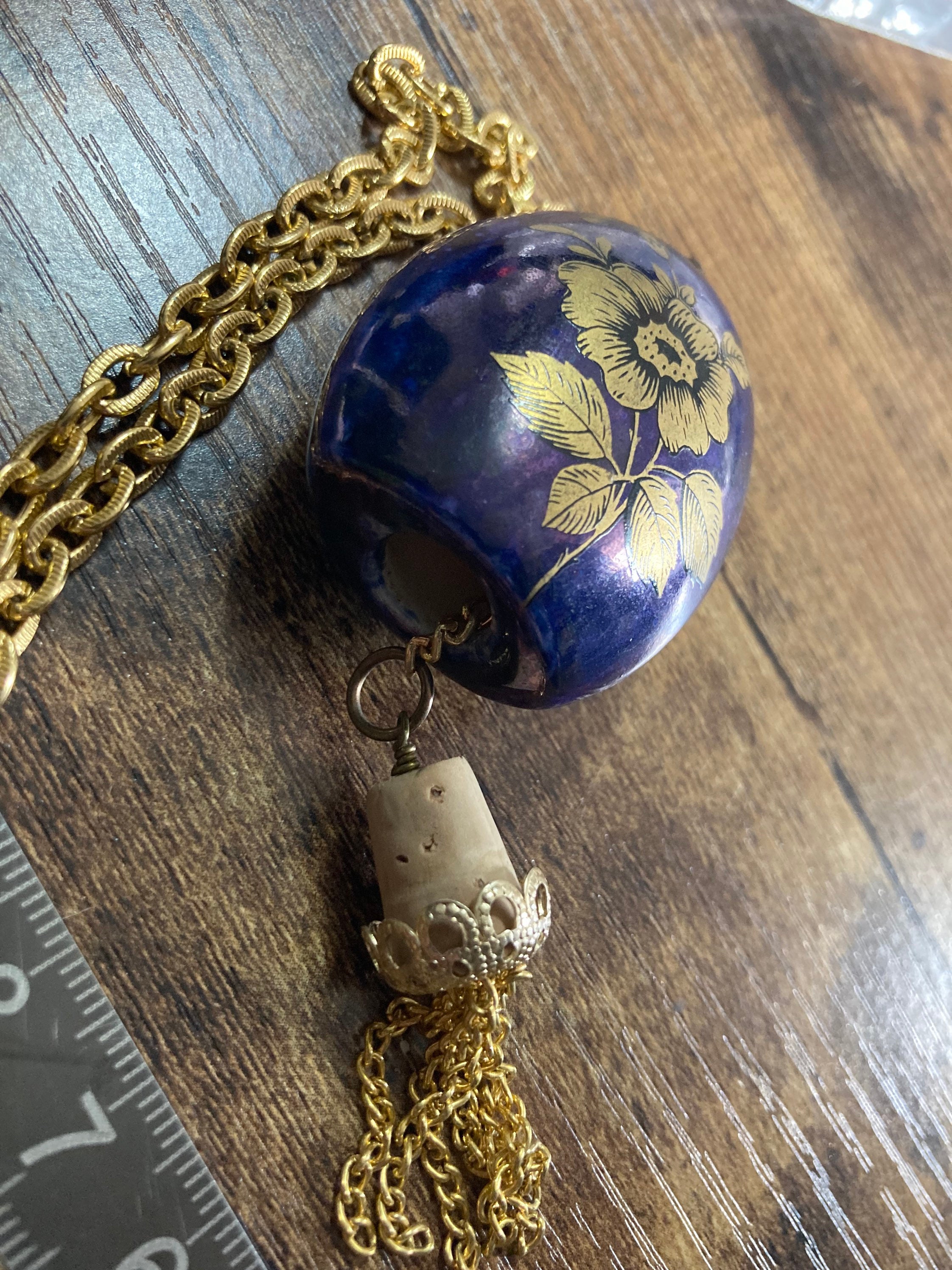青い陶器のポマンダーペンダント、ネックレス、金転写プリント 