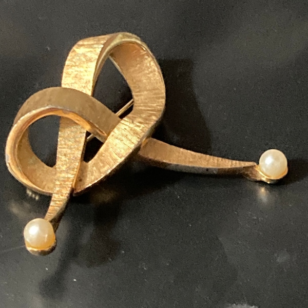 signed BOUCHER designer Vintage gold tone genuine cultured pearl abstract knot brooch