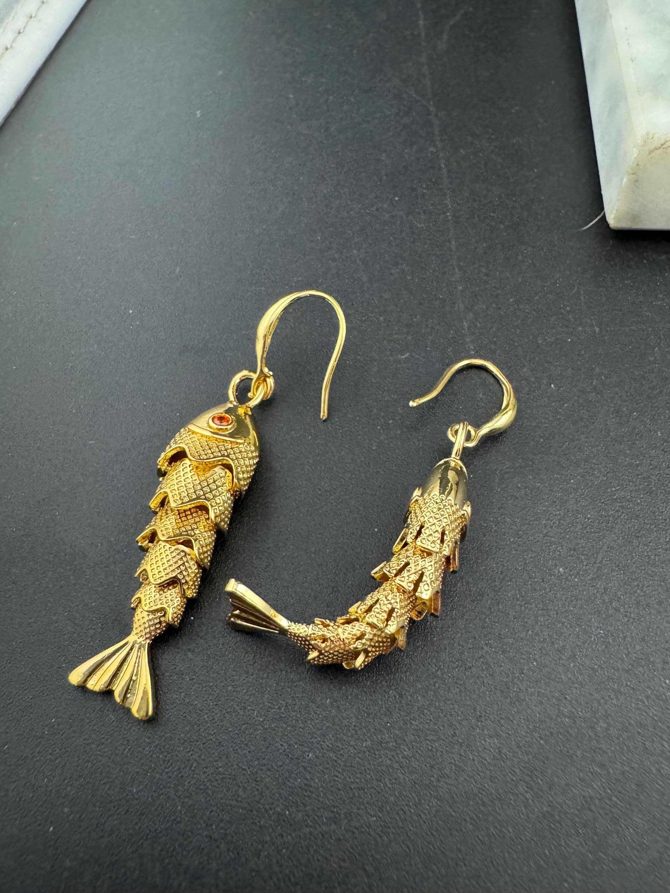 関節式魚型ドロップピアス - ゴールドメッキの航海モチーフチャーム