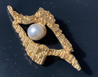 vintage modernist gold tone abstract floral faux pearl berry brooch brutalist