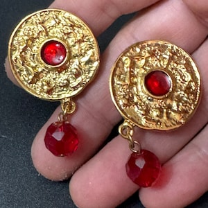 エトルリア風の円盤型赤いクリップ式イヤリング、ビーズのドロップ付き