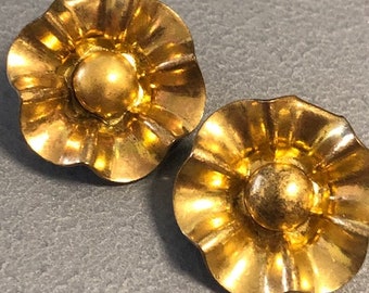Signed NEWEY PAT. Mid Century 1950s 1960s  floral gold tone statement high end clip on stud earrings vintage retro
