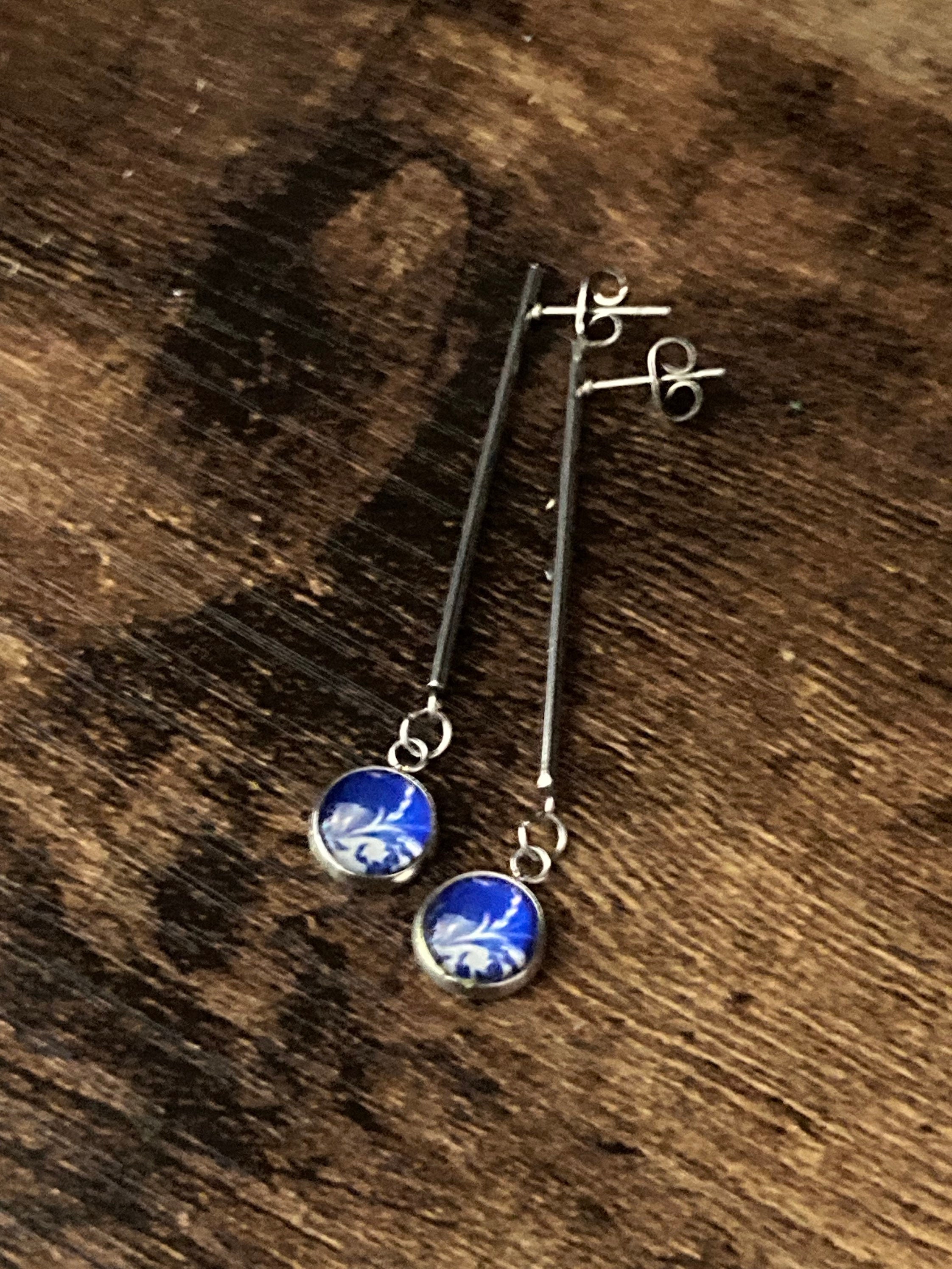 関税送料無料 カボション ディテール&DGロゴ ドロップイヤリング ブルーフローラルガラスカボションドロップイヤリング