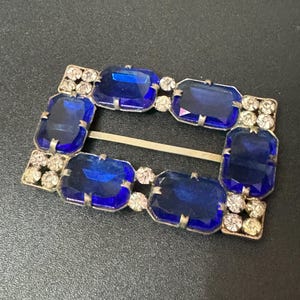 Grote antieke rechthoekige Tsjechische riemgesp van helder en saffierblauw glas met diamant