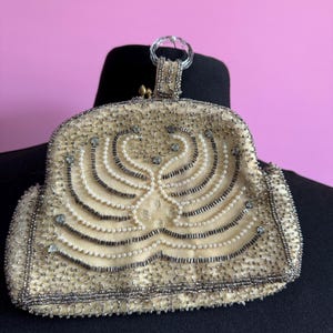 Bolso de noche belga antiguo de cuentas micro color blanco crema con presilla de cristal para el dedo, tal como se encontró
