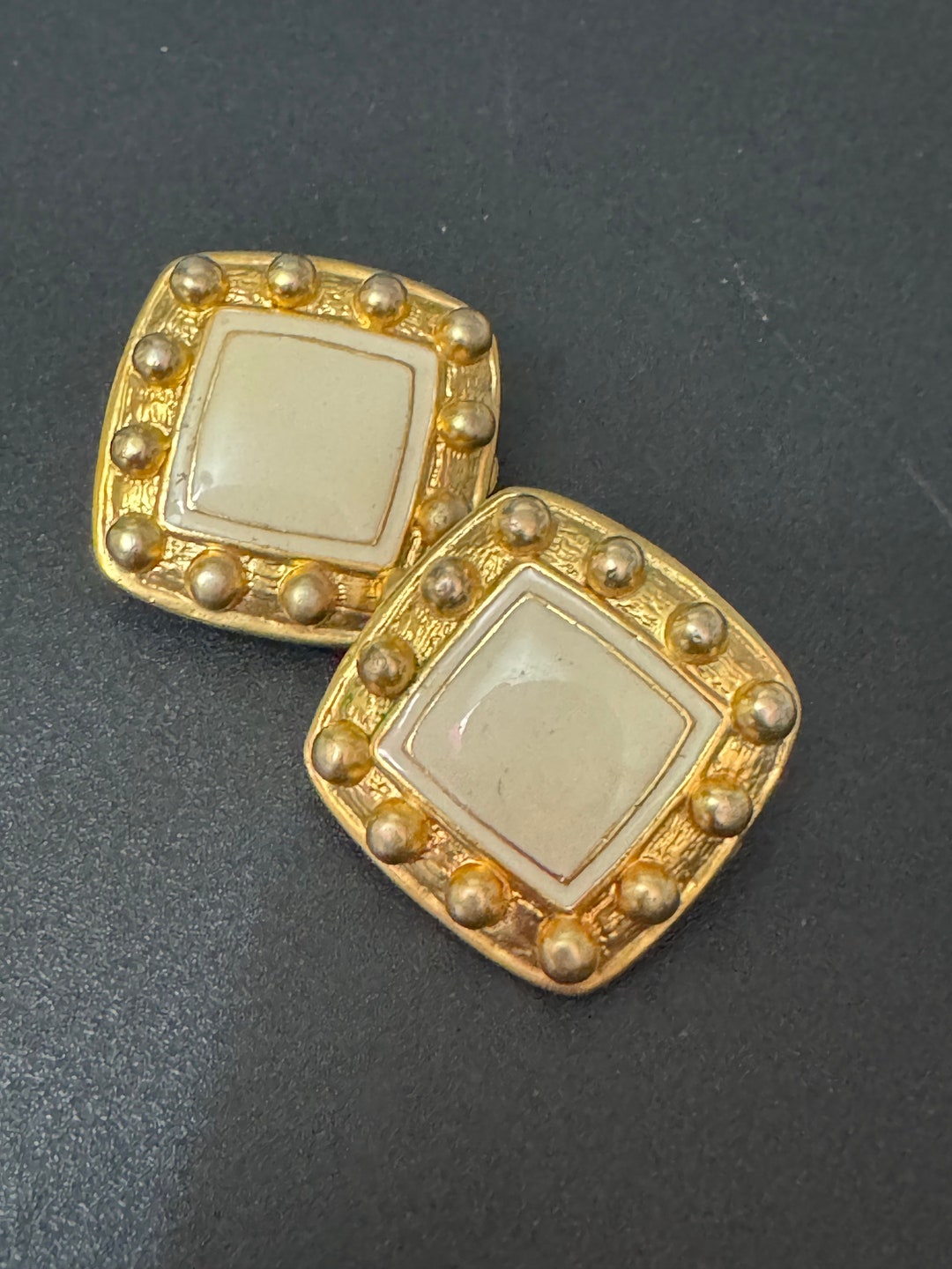 CHANEL - Boucles d'oreilles clips CC dorées à petits carreaux - En vente sur France CHANEL - Boucles d'oreilles clips CC dorées à petits carreaux - En vente sur France