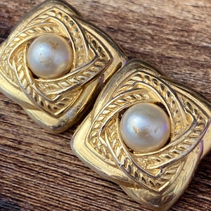 Oversized 2.5cm Vintage retro gold tone ornate large clip on square Stud button earrings