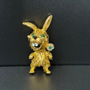 Novelty vintage cartoon rabbit brooch gold tone with clear diamanté and emerald eyes