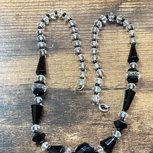 collier de perles de verre taillé monochrome noir et clair vintage art déco
