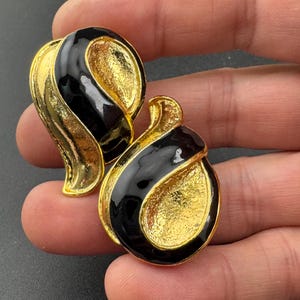 Vintage Gold tone oversized square black enamel swirl clip on earrings stud 1980s