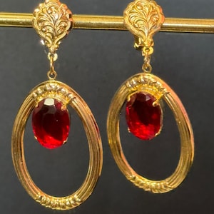 True vintage xl 7cm bright ruby red oval cabochon Gold tone dangly drop clip on earrings 1990s Gripoix style