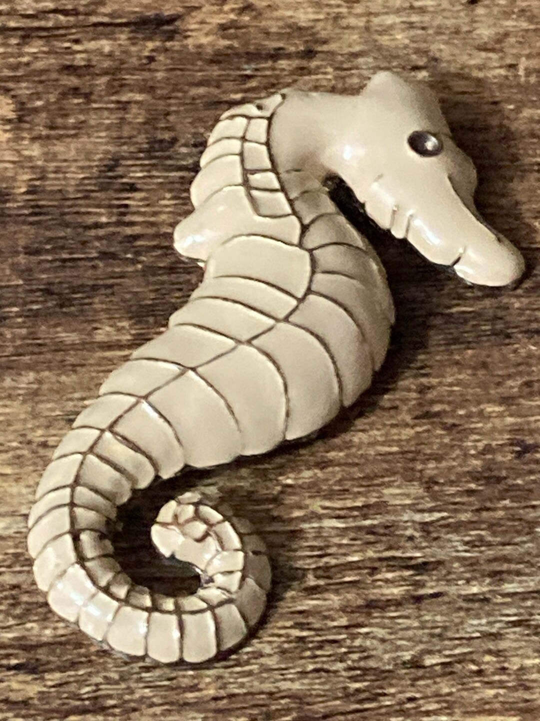 Ancienne Broche Chien Corne Sculptée
