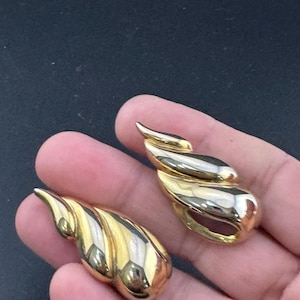 Vintage 1980s large gold tone tone abstract cinch nautical seashell clip on earrings studs