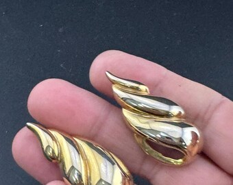abstract conch seashell clip on earrings : Vintage 1980s large gold tone tone