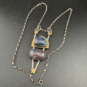 pendentif moderniste artisanal vintage avec pierres précieuses bleues brunes, chaîne de 54 cm en argent sterling 925