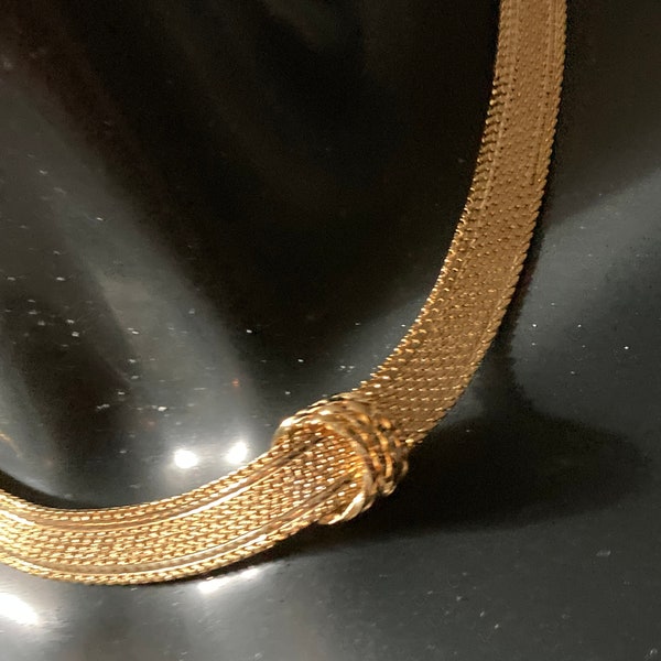 Véritable bague vintage en plaqué or immaculé avec détail de la bague en maille, collier ras de cou en longueur, véritable ancien stock de la boutique