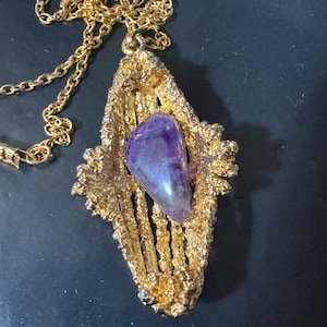 collier vintage avec pendentif en pierres précieuses d'améthyste, goutte de ton or brutaliste