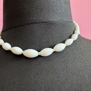 Vintage White milk glass oval beaded necklace 43cm