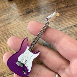 Paarse elektrische gitaar cake topper decoratie poppenhuis miniatuur muziekinstrument voor rockgitarist