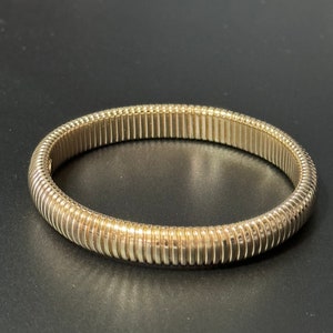 Retro 1cm gold tone omega bangle bracelet with stretch