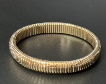 Retro 1cm gold tone omega bangle bracelet with stretch