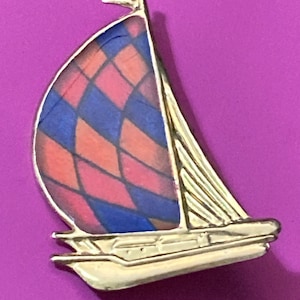 Vintage nautical gold tone brass enamel metal yacht sailing boat Brooch