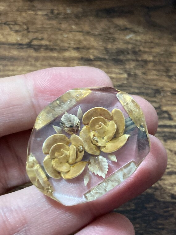 Broche Vintage En Lucite Sculptée Années 40 - Décor Floral, Occasion, Sans Marque, Bijou Rétro