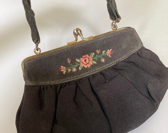 Bolso de noche vintage de crepé negro con bordado floral de punto pequeño de mediados de siglo