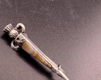 Broche escocés con forma de daga: Ágata de plata esterlina antigua (cierre en C, década de 1900)