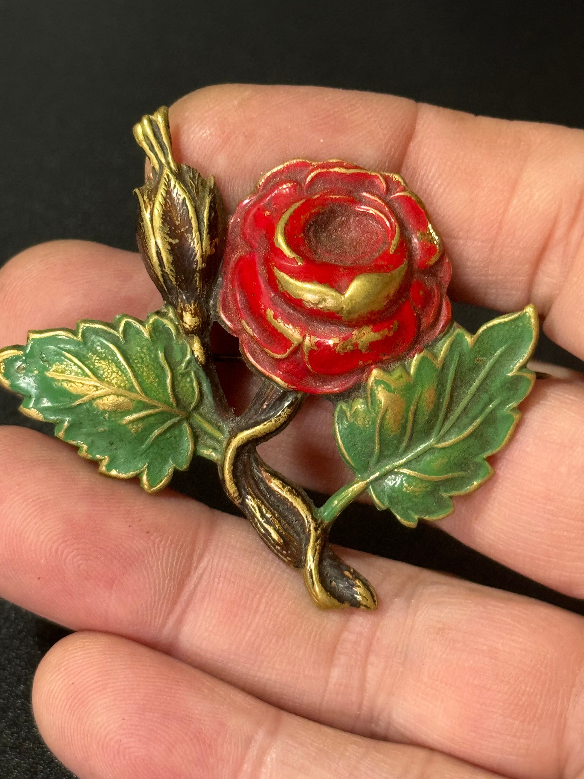Magnifique broche Abeille multicolore incrustée de strass Magnifique broche Abeille multicolore incrustée de strass