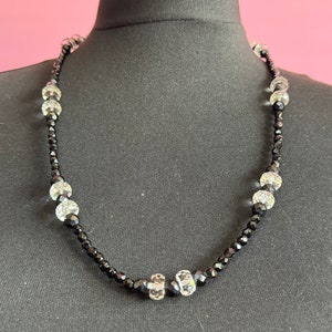Collier vintage en perles de verre noires et transparentes à facettes, fermoir en strass 70 cm monochrome