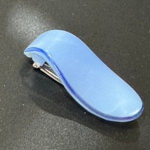Clipe de vestido feminino de vidro prensado azul claro Art Déco