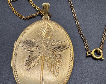 Oversized rolled gold filled engraved Locket, Vintage Oval Keepsake | Rolled 4.5cm