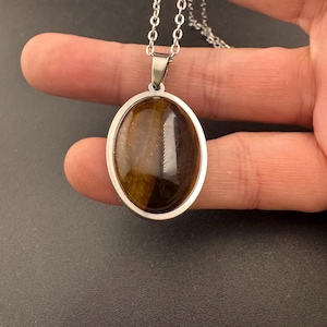Tiger&#39;s Eye Gemstone Pendant: Stainless Steel Chain Necklace