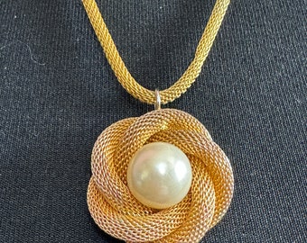 Collana con pendente a rete tubolare color oro vintage con grande perla finta centrale