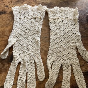 Small size 6 crocheted cream vintage gloves short mid length