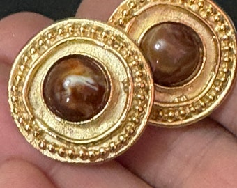 True vintage oversized 3cm Matt Gold tone brown cabochon round Etruscan clip on earrings 1990s
