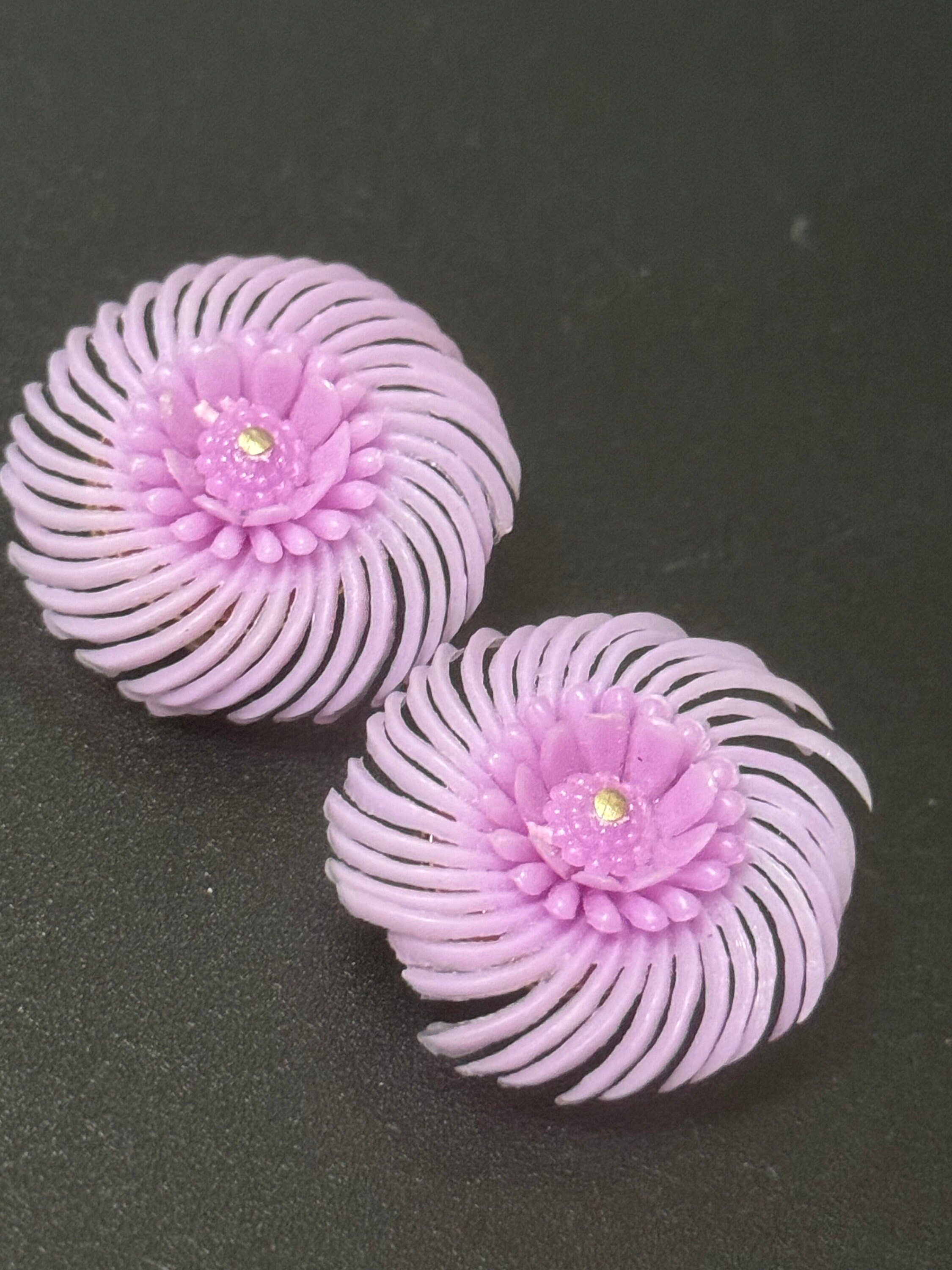 Boucles D'oreilles Clips Vintage – Petite Fleur En Plastique Violet, Ancien Stock, Neuves Sans Emballage