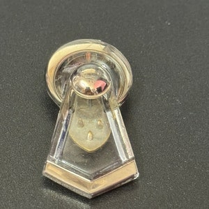 Clipe de vestido feminino em vidro prensado Art Déco cromado e transparente