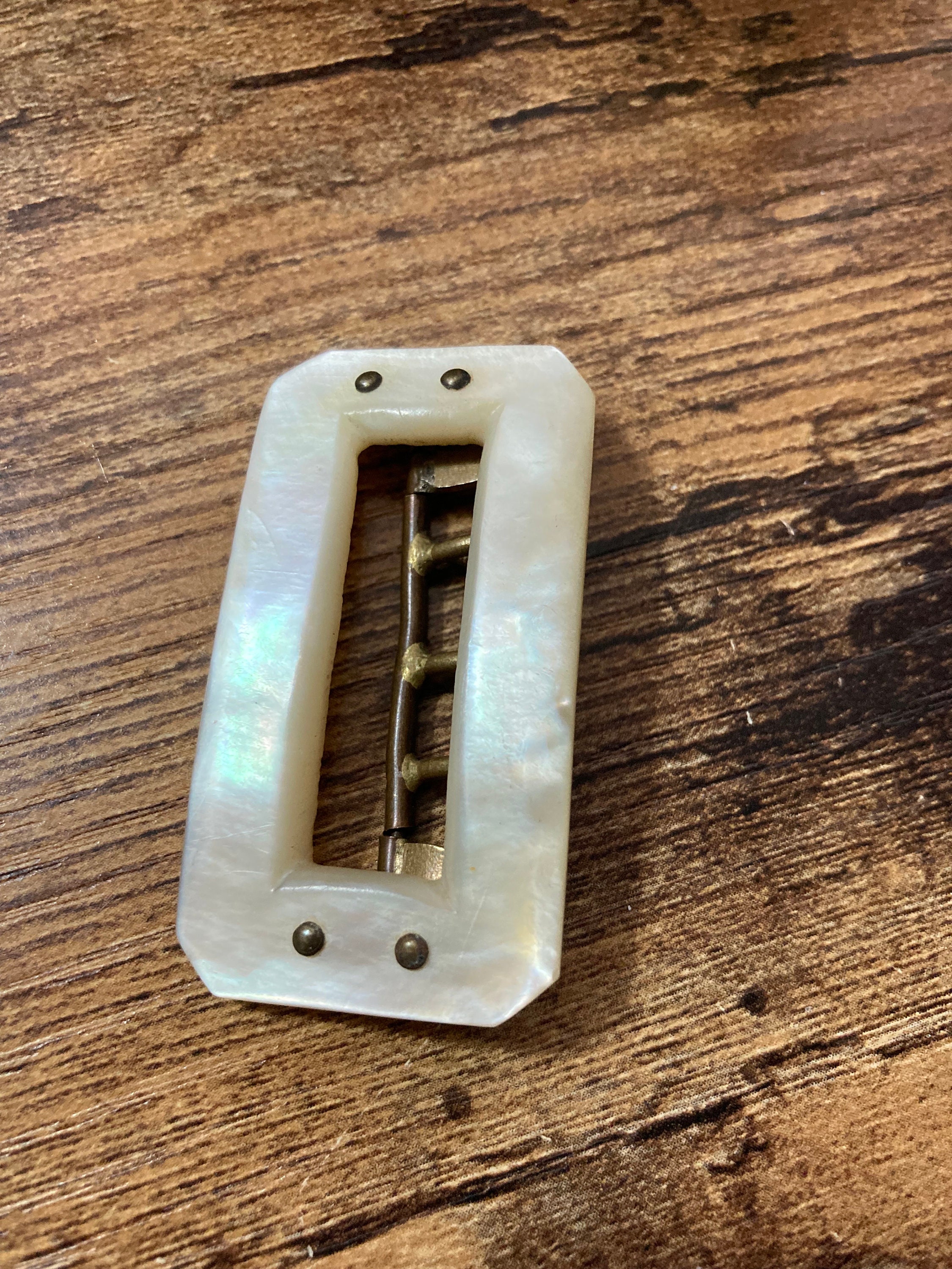 Mother of Pearl Belt Buckle: Carved Antique Georgian (5cm 