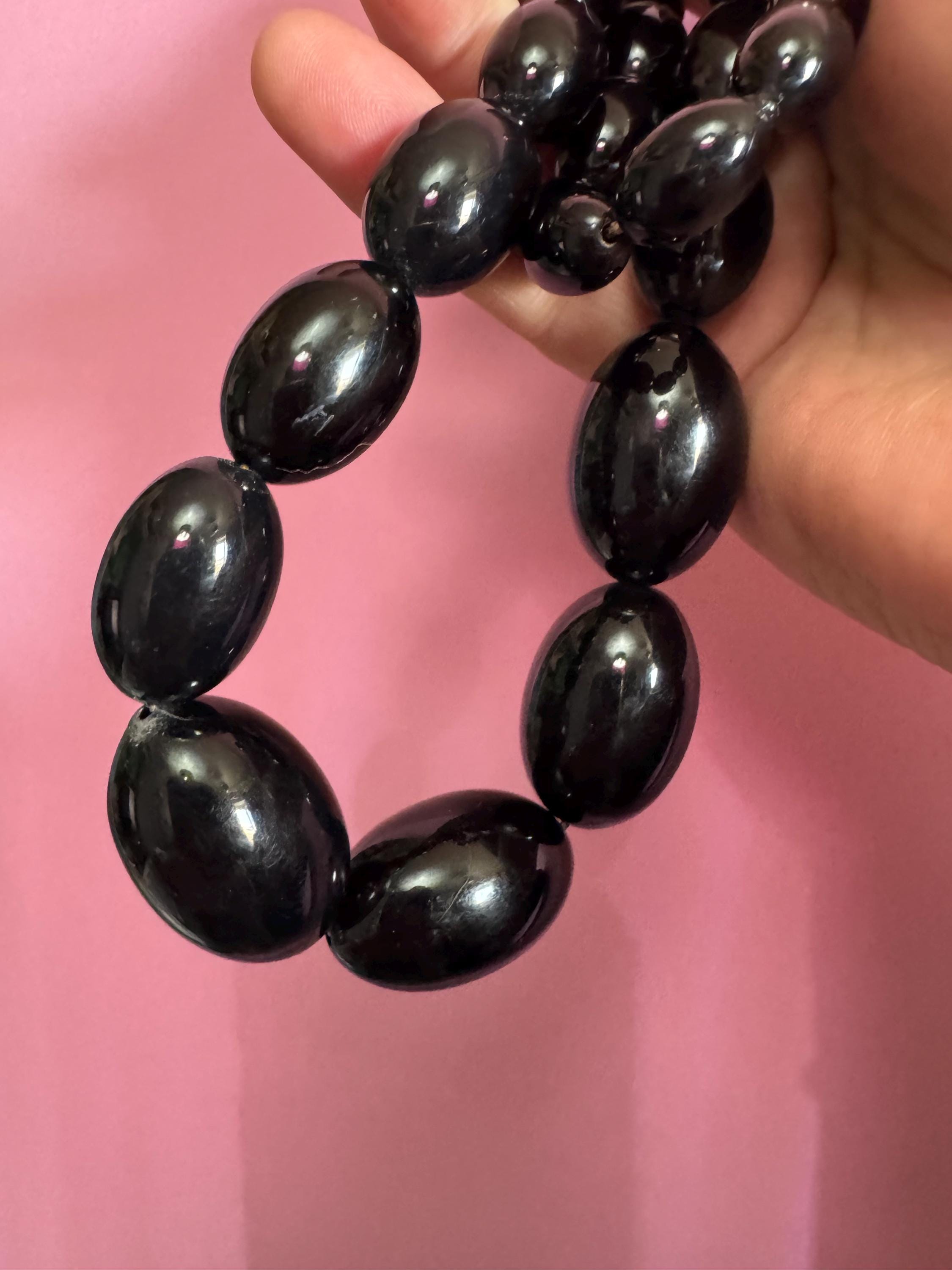 Sautoir Vintage Avec Pompon – Plastique Noir – Bijou Ancien Original